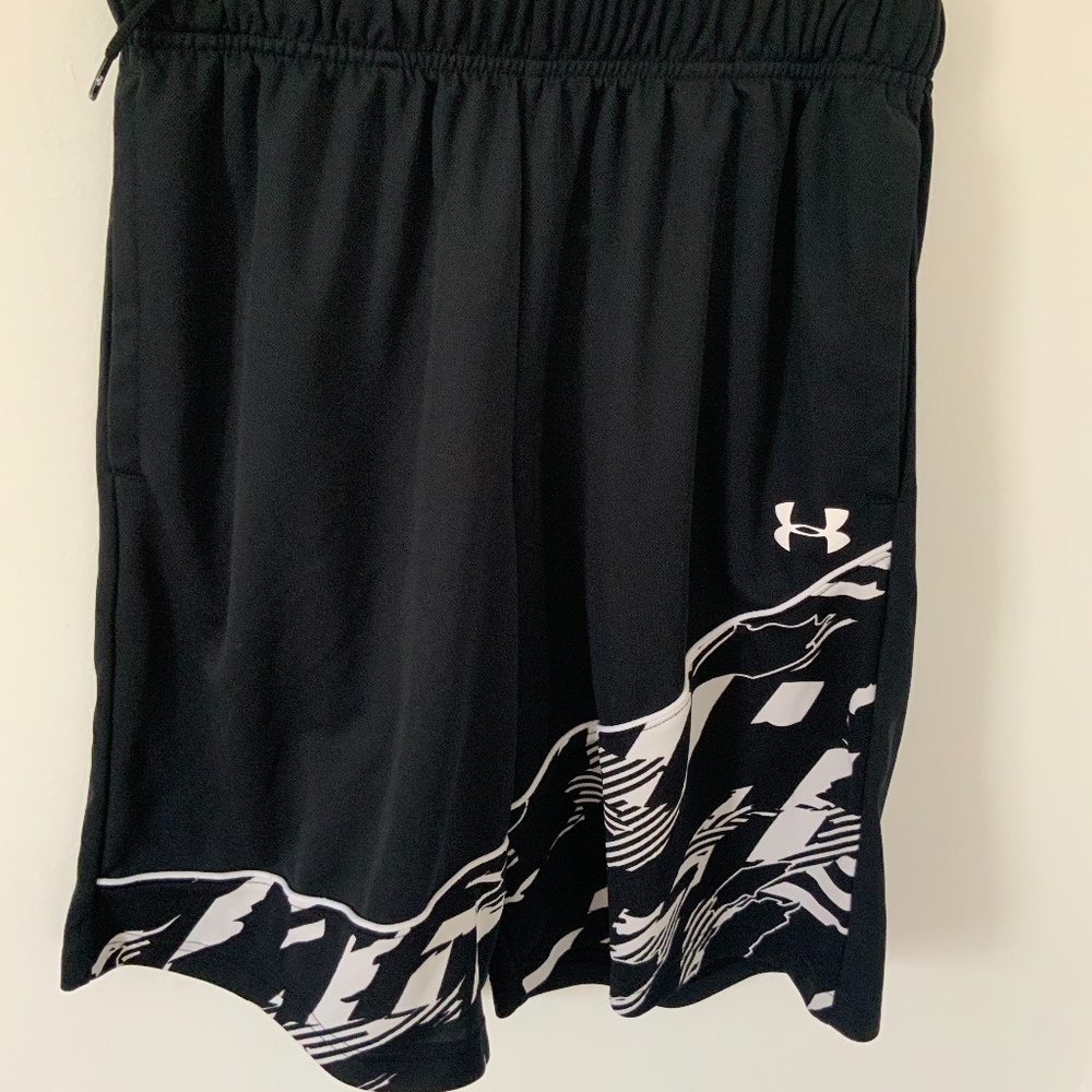 Under armour shorts size M